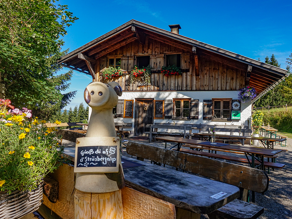 Frau Bergschön Strausbergalpe Alpgenuss