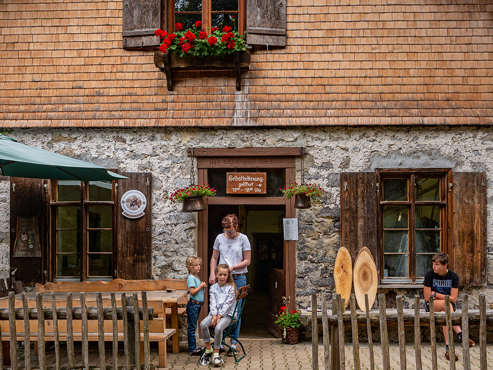 Frau Bergschoen Alpe Engeratsgund Hintersteinertal