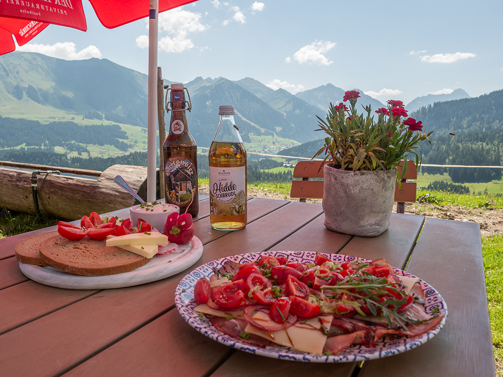 Frau Bergschoen Oytal Alpgenuss Käseralpe Gutenalpe Oberstdorf