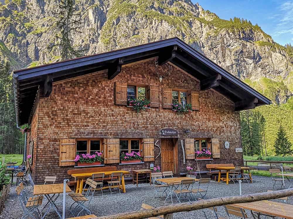 Frau Bergschoen Oytal Alpgenuss Käseralpe Gutenalpe Oberstdorf