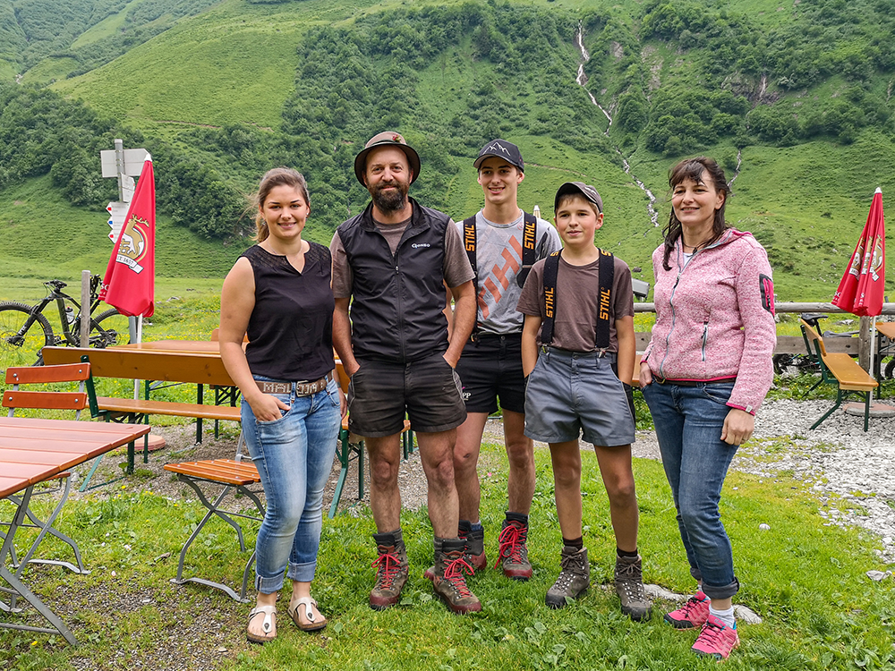 Frau Bergschoen Oytal Alpgenuss Käseralpe Gutenalpe Oberstdorf