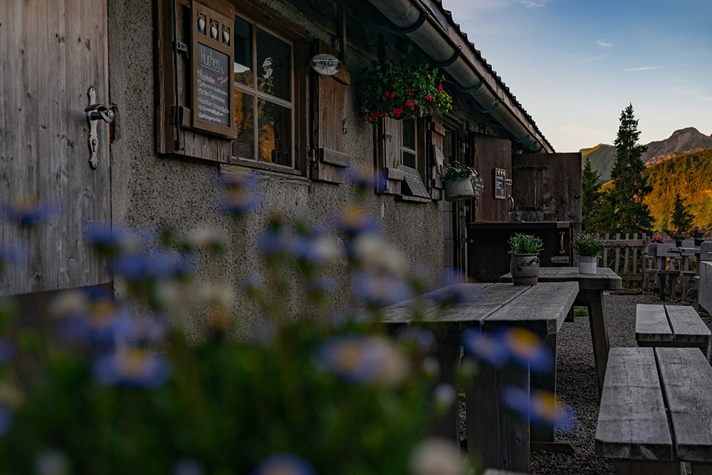 Alpe Stierhof Kleinwalsertal Familie Feuerstein Allgäu Oberallgäu Frau Bergschön