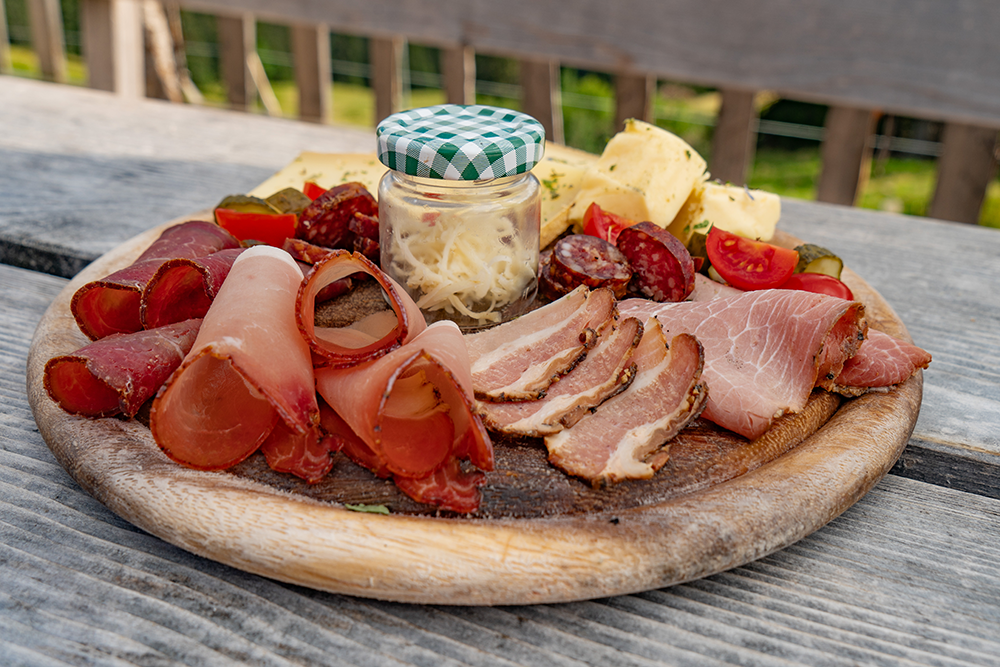 Alpe Stierhof Kleinwalsertal Familie Feuerstein Allgäu Oberallgäu Frau Bergschön