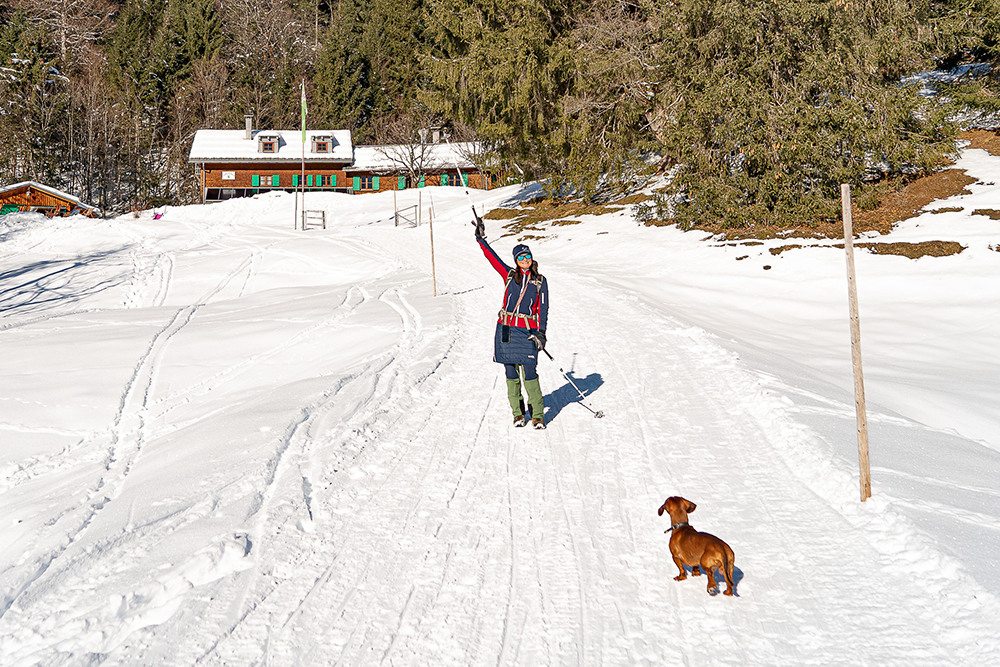 Schwarzenberghütte Hinterstein Rodeln Allgäu Oberallgäu Frau Bergschön