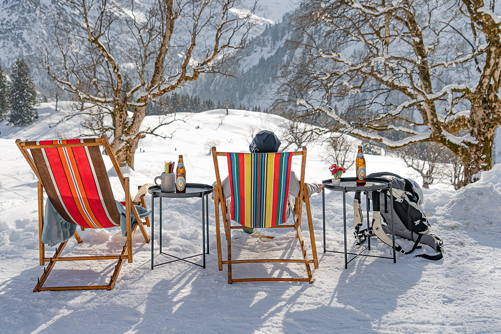 Schwarzenberghütte Hinterstein Rodeln Allgäu Oberallgäu Frau Bergschön