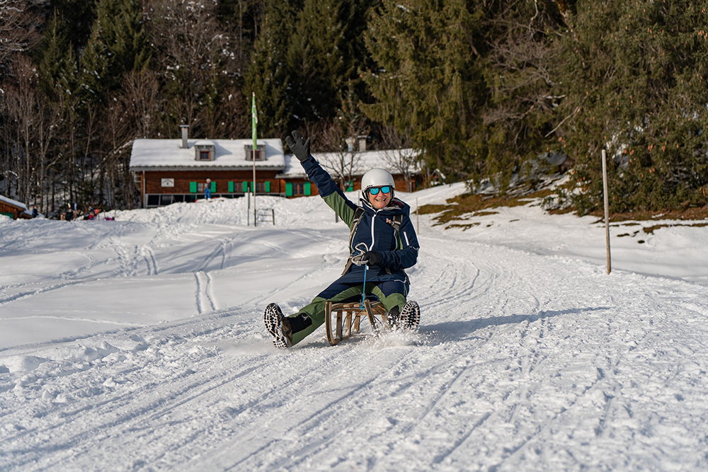 Schwarzenberghütte Hinterstein Rodeln Allgäu Oberallgäu Frau Bergschön