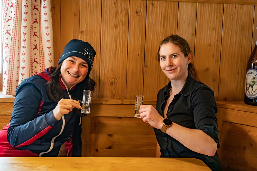 Schwarzenberghütte Hinterstein Rodeln Allgäu Oberallgäu Frau Bergschön