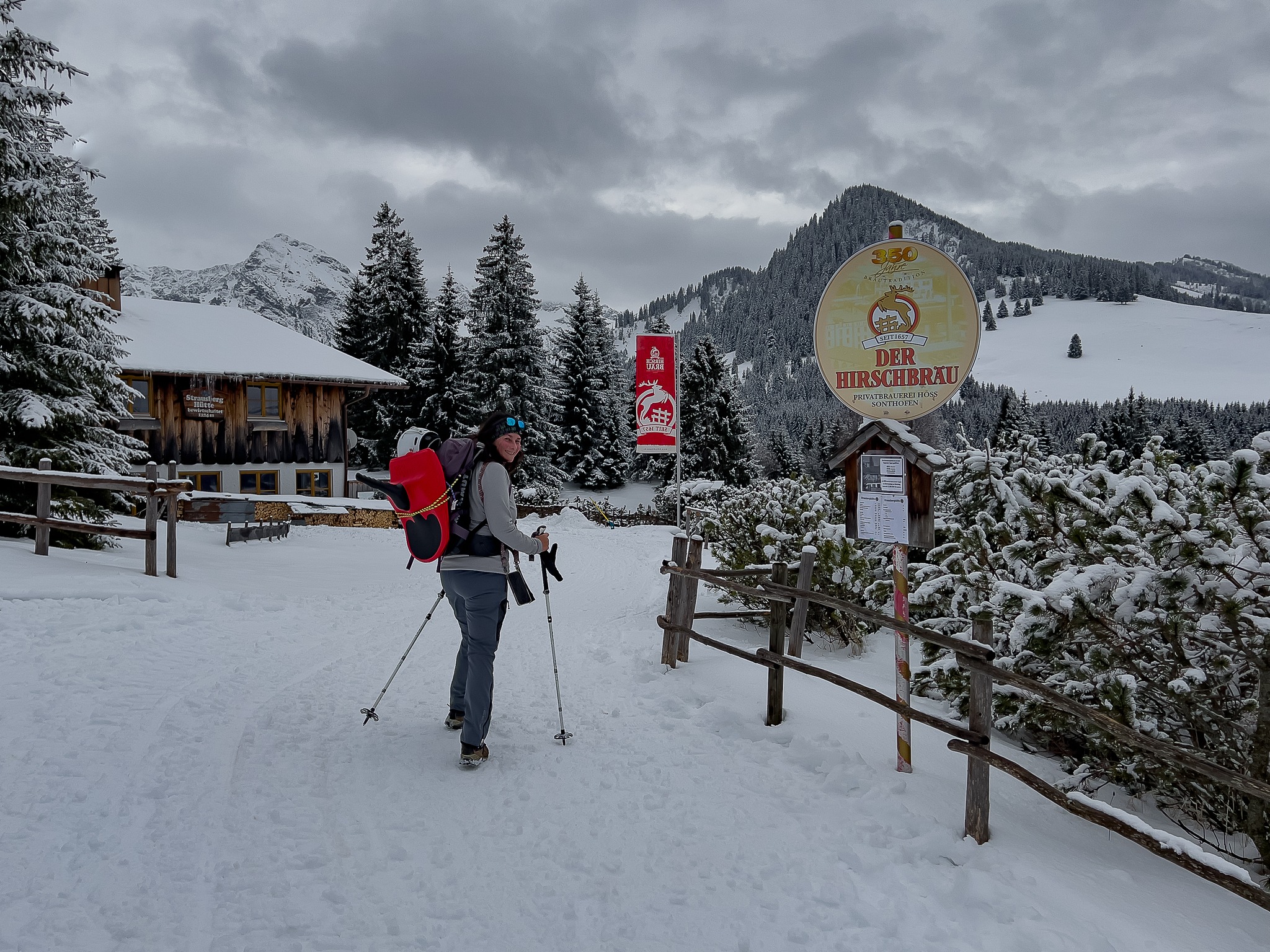 Strausberghütte Alpsee-Grünten Sonthofen Rodeln Allgäu Oberallgäu Frau Bergschön