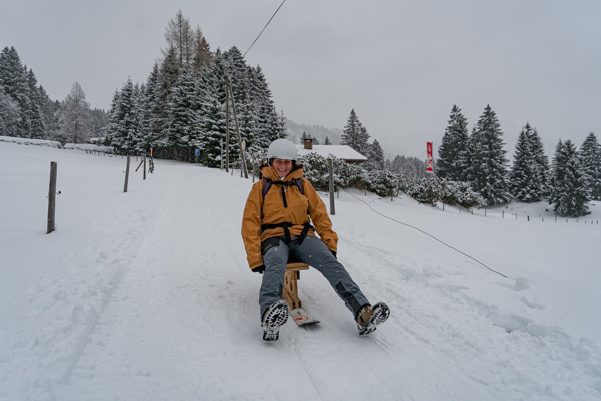 Strausberghütte Alpsee-Grünten Sonthofen Rodeln Allgäu Oberallgäu Frau Bergschön