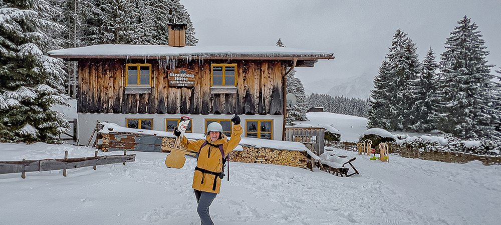 StrausberghüttenWinter Rodeln Einkehr Rodeln Allgäu Oberallgäu Frau Bergschön