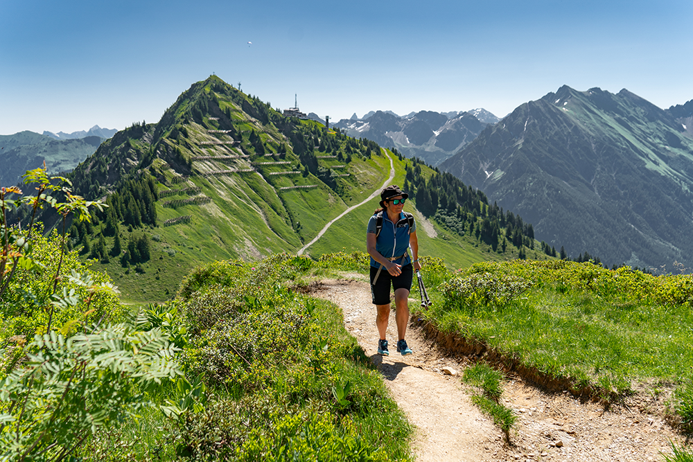 Walmendinger Horn Kleinwalsertal Gratwanderung Ochsenhofer Köpfe Allgäu Oberallgäu Frau Bergschön