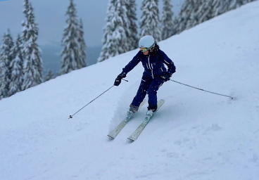 Oberallgäu Hörnerdörfer Hörnerbahn Bolsterlang Skigebiet  Allgäu Frau Bergschön